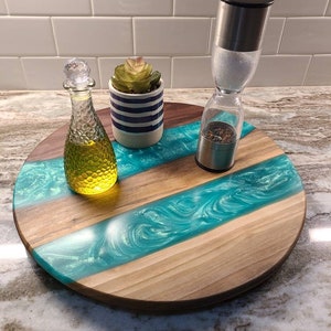 Lazy Susan with double color. Made of solid Walnut, epoxy resin, and a Pine turntable base.