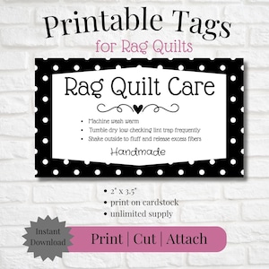 Può includere: Etichette stampabili per quilt di stracci con sfondo a pois bianco e nero. Il testo recita "Rag Quilt Care" con istruzioni per lavare e asciugare il quilt. L'etichetta misura 2 pollici per 3,5 pollici e può essere stampata su cartoncino.