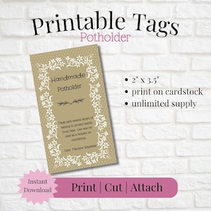 Könnte beinhalten: Druckbare Etiketten für handgefertigte Topflappen, mit den Maßen 5,1 cm x 8,9 cm. Die Etiketten sind auf Karton gedruckt und haben einen braunen Hintergrund mit weißen Blumenmustern. Der Text auf dem Etikett lautet "Handgemachter Topflappen" und enthält Pflegehinweise. Der Text "Drucken | Ausschneiden | Anbringen" wird unter dem Bild angezeigt.