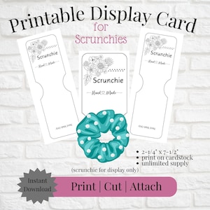 Op de afbeelding: Printbare displaykaarten voor scrunchies. De kaarten zijn wit met een bloemenontwerp en de tekst "Scrunchie - Hand Made". De kaarten zijn 5,7 cm bij 19 cm en kunnen op karton worden afgedrukt. De afbeelding bevat ook een turquoise scrunchie met witte stippen.