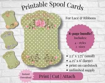 Może przedstawiać: Drukowane karty na szpulki do koronki i wstążek. Karty są zielone w białe kropki i mają kwiatowy wzór. Tekst "Lace & Ribbon" jest napisany ozdobnym fontem. Karty są dostępne w dwóch rozmiarach: 2,5 cala na 3,75 cala i 4,25 cala na 6 cali. Karty są drukowane na kartonie i można ich używać do organizowania i etykietowania szpulek nici, wstążek i innych materiałów do rękodzieła.