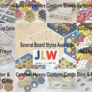 Puede incluir: Un collage de im&aacute;genes que muestran piezas de juego personalizadas y accesorios para el juego de mesa Los Colonos de Cat&aacute;n. Las im&aacute;genes incluyen piezas de juego de madera, bandejas para cartas, hex&aacute;gonos personalizados, cartas de coste de construcci&oacute;n y dados. El texto "Varios estilos de tablero disponibles" y "JLW Jones Laser Works" es visible en el centro de la imagen.