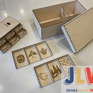 Kleine houten opbergdoos voor populaire zeskantige bordspellen. Geschikt voor het complete spel en alle stukken, onderdelen, dobbelstenen en kaarten (lasercut)