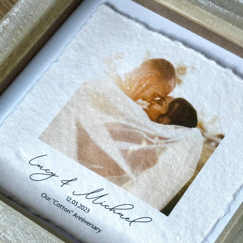 Foto personalizzata con cornice in cotone - Regalo per il 2° anniversario di matrimonio per lui - Stampa ricordo con foto di nozze immagine 2