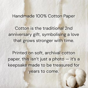 Pu&ograve; includere: Testo su carta di cotone 100% fatta a mano, con un batuffolo di cotone nell'angolo. Il testo descrive il cotone come un tradizionale regalo per il 2&deg; anniversario, che simboleggia un amore che cresce con il tempo.