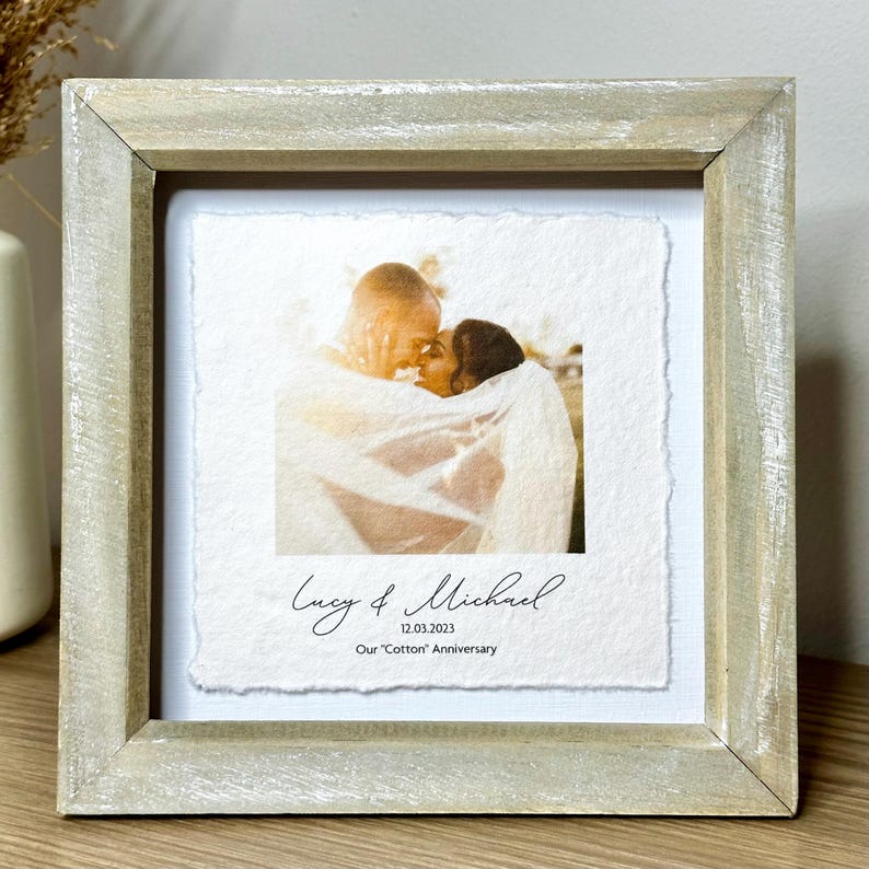 Foto personalizzata con cornice in cotone - Regalo per il 2° anniversario di matrimonio per lui - Stampa ricordo con foto di nozze immagine 1