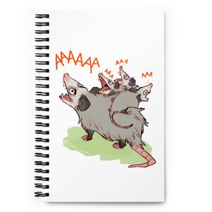 Peut inclure: Une illustration de dessin animé d'un opossum gris avec trois petits opossums sur son dos. Les opossums crient tous "AAAA" et "AAA". L'illustration est sur un fond blanc avec une zone herbeuse verte en bas.