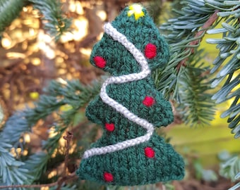 Padrão de pequena árvore de Natal de tricô – enfeite ou acessório de cabelo (PDF)