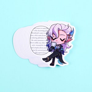 K&ouml;nnte beinhalten: Ein Stapel gestanzter Aufkleber mit einer Chibi-Figur mit langem hellviolettem Haar und spitzen Ohren, die sitzt und eine kleine Teetasse h&auml;lt. Der Hintergrund des Aufklebers enth&auml;lt gedruckten Text &uuml;ber Wassergeschmacksrichtungen.