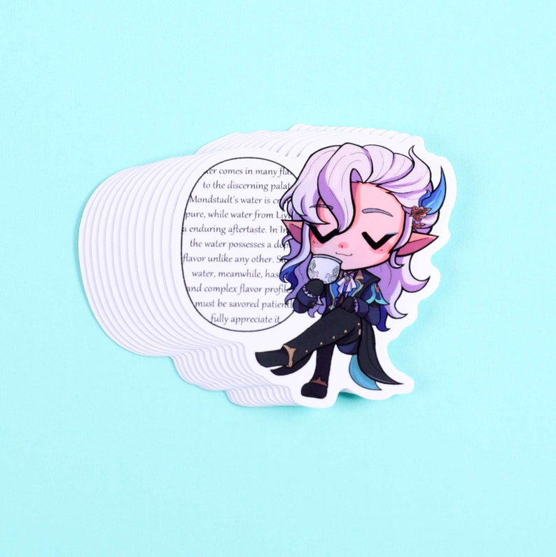 K&ouml;nnte beinhalten: Ein Stapel gestanzter Aufkleber mit einer Chibi-Figur mit langem hellviolettem Haar und spitzen Ohren, die sitzt und eine kleine Teetasse h&auml;lt. Der Hintergrund des Aufklebers enth&auml;lt gedruckten Text &uuml;ber Wassergeschmacksrichtungen.
