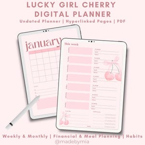 Pode incluir: Um planejador digital com um esquema de cores rosa e branco. O planejador apresenta uma página de calendário mensal e uma página de planejador semanal. A página do planejador semanal tem uma ilustração de cereja. O planejador não está datado e tem páginas hiperligadas. O texto "janeiro" e "esta semana" é visível no planejador.