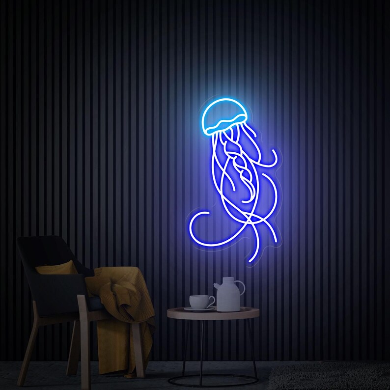 K&ouml;nnte beinhalten: Ein blaues Neon-Schild in Form einer Qualle mit wei&szlig;em Umriss. Das Schild h&auml;ngt an einer dunkelgrauen Wand.