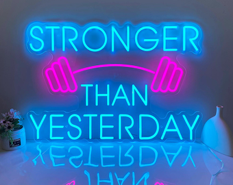 Stärker als gestern Leuchtreklame, Neon-Fitnessstudio-Schild, Home Gym Decor, Geschenk für Fitnessstudio-Liebhaber, Workout-Raum-Wanddekor, Fitness-Wanddekor Bestes Geschenk