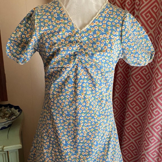 1960's White and Yellow Daisies On Blue Dress Lac… - image 1