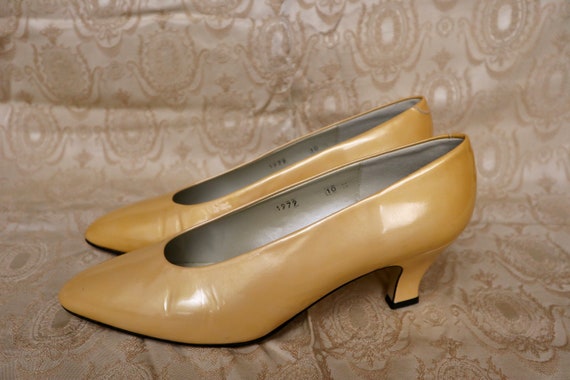 Liz Claiborne Yellow Pearl Color Size 10 Pumps 19… - image 4