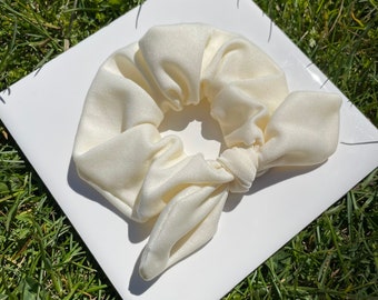 XX Ivory Active Knit  // HANDMADE Hair Scrunchie with REMOVABLE bow