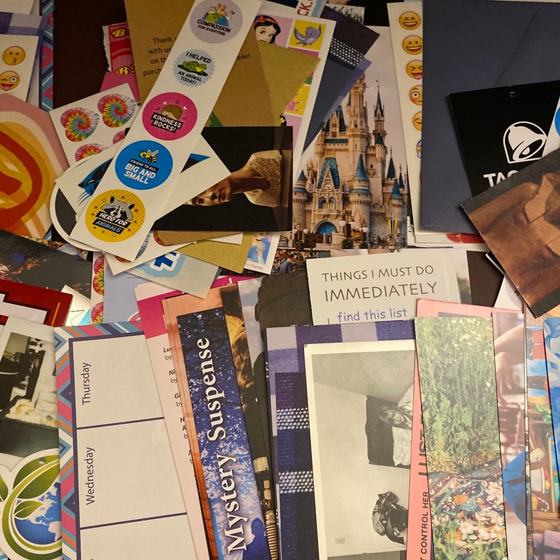 Op de afbeelding: Een collage van kleurrijke papieren restjes, waaronder stickers, tijdschriften knipsels en handgeschreven notities. De collage bevat afbeeldingen van dieren, een kasteel en een vlinder. De tekst "THINGS I MUST DO IMMEDIATELY find this list" is zichtbaar in het midden van de collage.