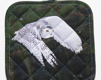 SNOWY OWL in flight Pot Holder