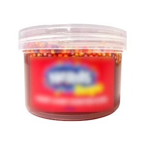 Pode incluir: Um recipiente de plástico transparente cheio de slime vermelho, laranja e amarelo com contas coloridas. O recipiente tem um rótulo vermelho com a palavra "Slime" nele.