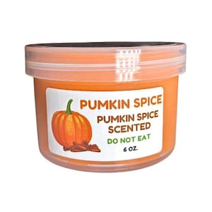 Könnte beinhalten: Ein 170 Gramm-Glas mit Kürbisgewürz-Duft-Schleim. Das Glas hat einen durchsichtigen Plastikdeckel und ein Etikett mit einem Kürbis und dem Text "PUMPKIN SPICE PUMPKIN SPICE SCENTED DO NOT EAT 6 OZ."