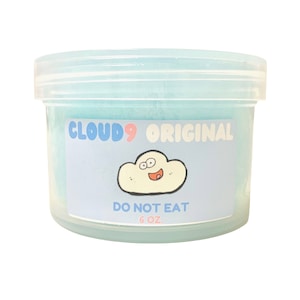 Könnte beinhalten: Ein hellblauer Plastikbehälter mit einem weißen Etikett, auf dem "CLOUD 9 ORIGINAL" steht und ein Cartoon-Wolke mit einem lächelnden Gesicht abgebildet ist. Das Etikett trägt außerdem den Hinweis "DO NOT EAT 6 OZ."