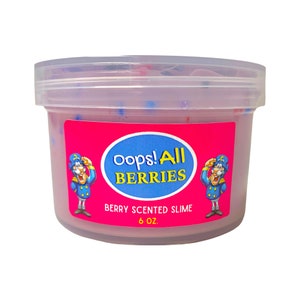 Könnte beinhalten: Ein durchsichtiger Plastikbehälter gefüllt mit rosa Schleim mit blauem und rotem Glitzer. Der Behälter hat ein rosa Etikett mit dem Text "oops! All BERRIES" und "BERRY SCENTED SLIME 6 oz."