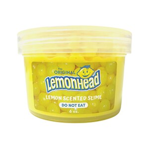 Könnte beinhalten: Ein gelber Plastikbehälter mit zitronenduftendem Schleim und einem gelben Deckel. Der Behälter trägt ein Etikett mit der Aufschrift "The Original LemonHead Lemon Scented Slime Do Not Eat 6 oz."
