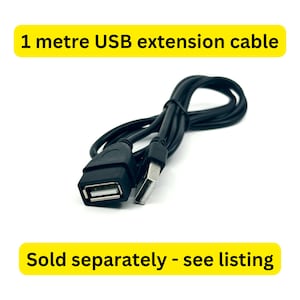 Könnte beinhalten: Schwarzes 1-Meter-USB-Verlängerungskabel. Das Kabel hat einen Standard-USB-A-Buchsenanschluss und einen USB-A-Stecker. Der Text "1 metre USB extension cable" befindet sich in einem gelben Feld.