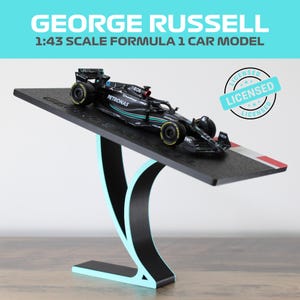 George Russell F1 1:43 Mercedes Diecast Modellauto auf eleganter Formel-1-Strecke