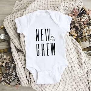 Nuevo en la tripulación svg, Baby onesie svg, bebé niño, niña, padres, mamás compañeras, nuevo bebé, baby shower svg