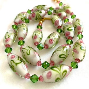Collar artesanal de flores con cuentas de vidrio rosa y verde