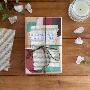 Appuntamento al buio con un libro / Libro giallo / Vari generi / Con segnalibro / Regalo di Natale / Regalo di compleanno / Lettore di libri