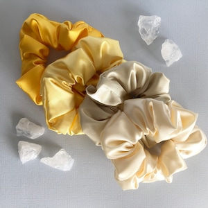 Gelbe Farben Satin Seide Scrunchies Haar Scrunchy Maulbeerseide Krawatte Haarschmuck Geschenk für sie Alle Haartypen Soft Satin Scrunchie