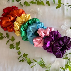 Regenbogen Satin Seide Scrunchies Haar Scrunchy Maulbeerseide Krawatte Haarschmuck Geschenk für sie Alle Haartypen Soft Satin Scrunchie für alle Haare
