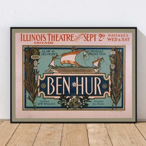 K&ouml;nnte beinhalten: Gerahmtes Vintage-Poster f&uuml;r "Ben Hur" im Illinois Theatre in Chicago. Das Poster zeigt eine Schiffsillustration mit orangefarbenen Segeln vor einem t&uuml;rkisfarbenen Hintergrund. Der Text enth&auml;lt Datum, Theatername und Produktionsdetails, alles in einem dekorativen Rahmen.
