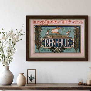 K&ouml;nnte beinhalten: Gerahmtes Vintage-Poster f&uuml;r das Theaterst&uuml;ck "Ben-Hur" im Illinois Theatre in Chicago, mit einer Schiffsillustration. Das Poster befindet sich in einem dunkelbraunen Rahmen, der &uuml;ber einem Holztisch mit dekorativen Vasen und einem gerahmten botanischen Druck ausgestellt ist.