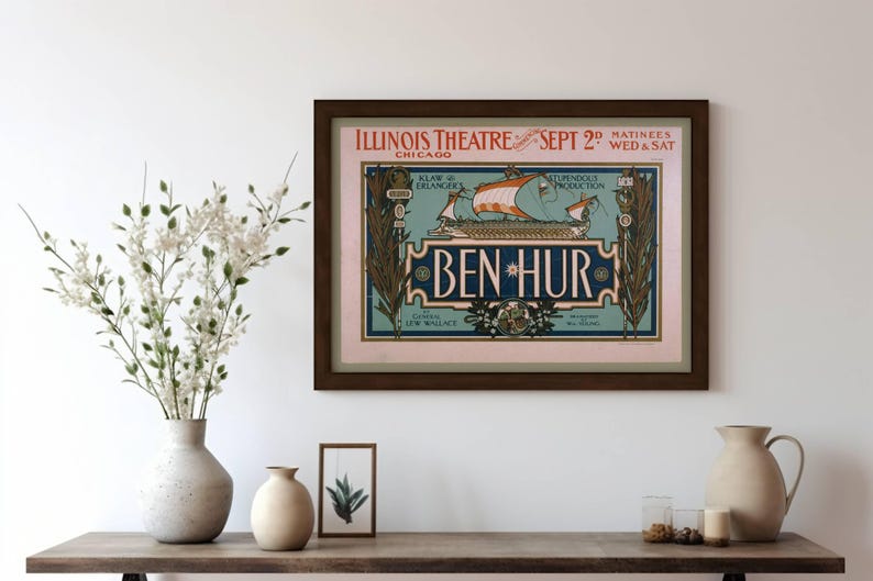 K&ouml;nnte beinhalten: Gerahmtes Vintage-Poster f&uuml;r das Theaterst&uuml;ck "Ben-Hur" im Illinois Theatre in Chicago, mit einer Schiffsillustration. Das Poster befindet sich in einem dunkelbraunen Rahmen, der &uuml;ber einem Holztisch mit dekorativen Vasen und einem gerahmten botanischen Druck ausgestellt ist.