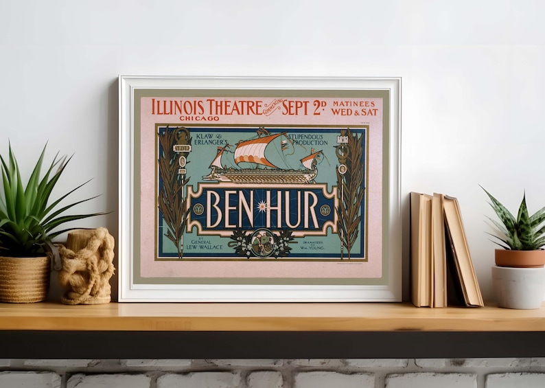 K&ouml;nnte beinhalten: Gerahmtes Vintage-Theaterplakat f&uuml;r "Ben Hur" mit Text wie "Illinois Theatre Chicago" und "Sept 2nd". Das Plakat zeigt eine Schiffsillustration in Orange, Blau und Gr&uuml;n vor einem rosa Hintergrund. Das gerahmte Plakat wird auf einem Holzregal ausgestellt.