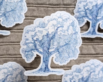 Può includere: Una collezione di adesivi a forma di albero. Ogni adesivo presenta un dettagliato disegno a penna e inchiostro blu di un albero con una chioma completa. Gli adesivi sono su uno sfondo strutturato dai toni neutri.