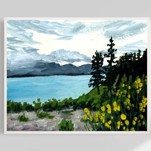 Peut inclure: Une peinture à l'aquarelle d'une scène de lac avec une chaîne de montagnes en arrière-plan. Le lac est bleu et les montagnes sont grises. Il y a des arbres sur le côté droit de la peinture et des fleurs jaunes au premier plan.