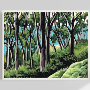 Puede incluir: Una pintura que representa una escena de bosque con árboles altos y oscuros y un atisbo de agua azul en la distancia. Los árboles están pintados de una manera estilizada, casi abstracta, con troncos gruesos y oscuros y follaje verde.