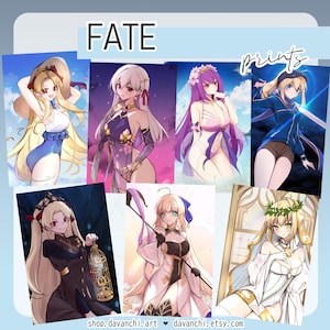 Puede incluir: Colección de impresiones artísticas de anime con personajes de la serie "Fate". Las impresiones muestran varios personajes femeninos en ilustraciones detalladas, con colores vibrantes y poses dinámicas. La palabra "FATE" está en la parte superior, y "prints" está escrito en cursiva.