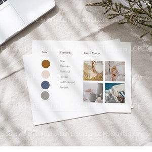 Puede incluir: Una hoja de papel blanca con una paleta de colores, palabras clave y descripciones de tono y manera. La paleta de colores incluye marr&oacute;n, beige, azul y gris. Las palabras clave incluyen lento, minimalista, nutricional, premium, bien equilibrado y est&eacute;tico. Las descripciones de tono y manera incluyen im&aacute;genes de hojas de palmera, una mano sosteniendo un vaso, un jarr&oacute;n de cer&aacute;mica y una silla de playa.
