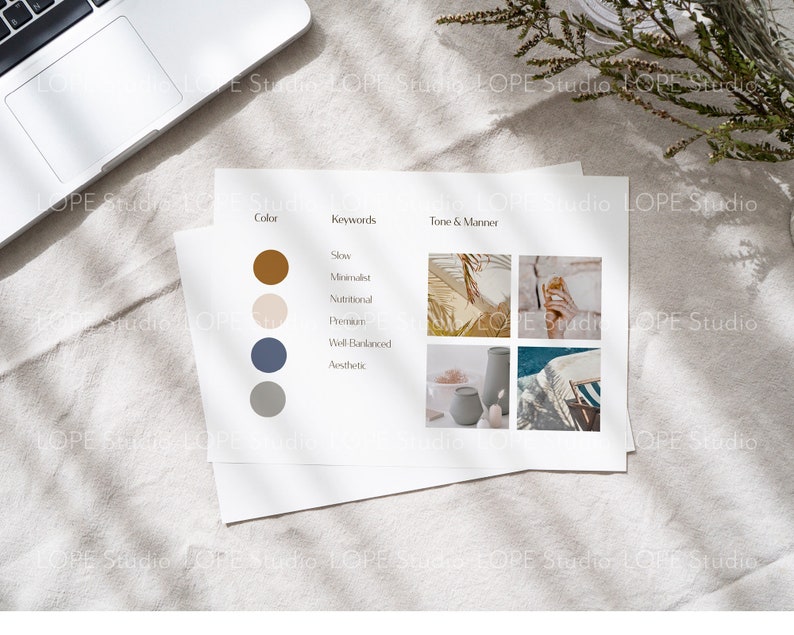 Puede incluir: Una hoja de papel blanca con una paleta de colores, palabras clave y descripciones de tono y manera. La paleta de colores incluye marr&oacute;n, beige, azul y gris. Las palabras clave incluyen lento, minimalista, nutricional, premium, bien equilibrado y est&eacute;tico. Las descripciones de tono y manera incluyen im&aacute;genes de hojas de palmera, una mano sosteniendo un vaso, un jarr&oacute;n de cer&aacute;mica y una silla de playa.