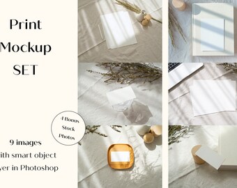 Op de afbeelding: Een set van 9 mockup-afbeeldingen met lege witte kaarten en papier op een lichtbeige linnen achtergrond met natuurlijk licht en schaduwen. De afbeeldingen bevatten een kaart op een houten bord, een kaart op een houten blok, een kaart op een boek en een kaart op een laptop. De tekst "Print Mockup SET" is zichtbaar in de afbeelding.