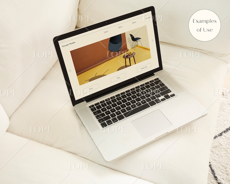 Puede incluir: Un port&aacute;til plateado que muestra un sitio web con el texto "Voyage Studio" en un sof&aacute; blanco. El sitio web muestra elementos de dise&ntilde;o de interiores. Un peque&ntilde;o c&iacute;rculo blanco con el texto "Examples of Use" est&aacute; en la esquina superior derecha.