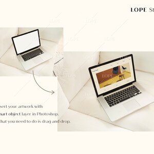 Puede incluir: Un ordenador port&aacute;til plateado con teclado y pantalla negros se muestra sobre un sof&aacute; blanco. La pantalla muestra un sitio web con un dise&ntilde;o moderno. La imagen tambi&eacute;n incluye el texto "Insert your artwork with smart object layer in Photoshop. What you need to do is drag and drop."