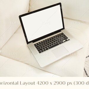 Puede incluir: Un port&aacute;til plateado con una pantalla en blanco est&aacute; sobre un sof&aacute; blanco. El teclado es negro con teclas blancas. El port&aacute;til est&aacute; abierto, mostrando una pantalla brillante y vac&iacute;a. El sof&aacute; tiene un aspecto texturizado. La imagen incluye el texto: Horizontal Layout 4200 x 2900 px (300 dpi).