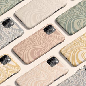 Puede incluir: Una colección de fundas para teléfonos con un diseño abstracto ondulado. Las fundas están disponibles en varios colores, como beige, gris, amarillo y verde. Las fundas tienen un acabado brillante y una estética moderna. Disposición diagonal.
