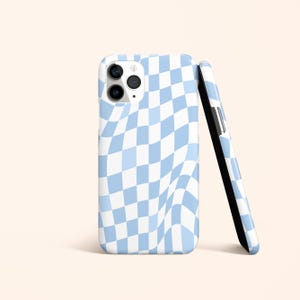 Peut inclure: Une coque de téléphone à carreaux bleus et blancs avec un motif ondulé. La coque est conçue pour un smartphone avec un renflement de caméra.